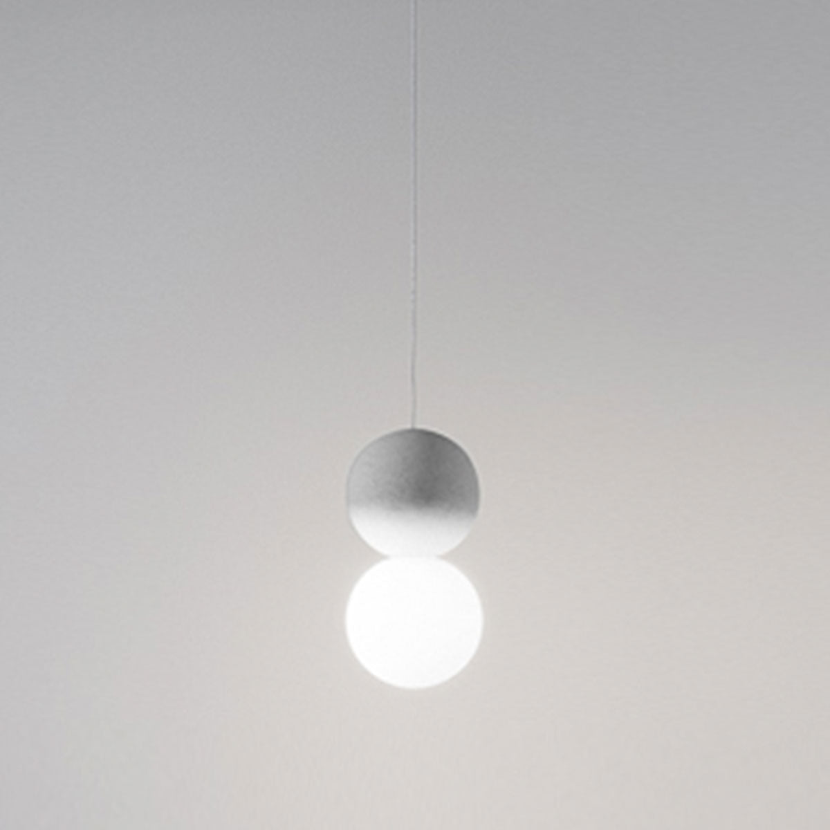 GEALUCE Sospensione con montatura in metallo 1XG9 non incl. satinato bianco diffusore vetro bianco e cemento grigio-rosso GEALUCE Sospensione con montatura in metallo 1XG9 non incl. satinato bianco diffusore vetro bianco e cemento grigio-rosso